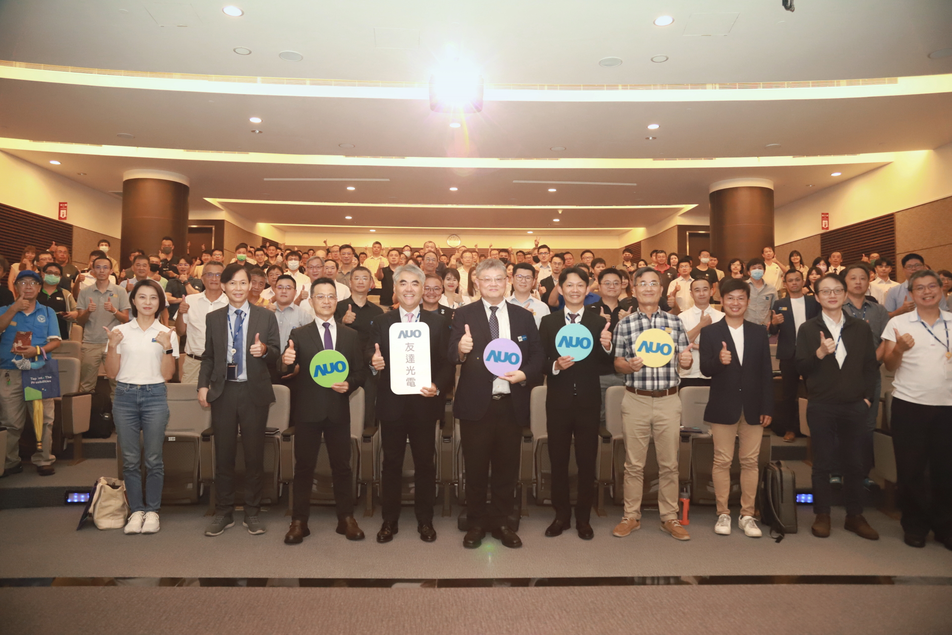 友達光電邀請領域專家共研再生能源發展、電力需求及建築物減碳等議題進行交流，盼共擘綠色永續生態圈的嶄新契機