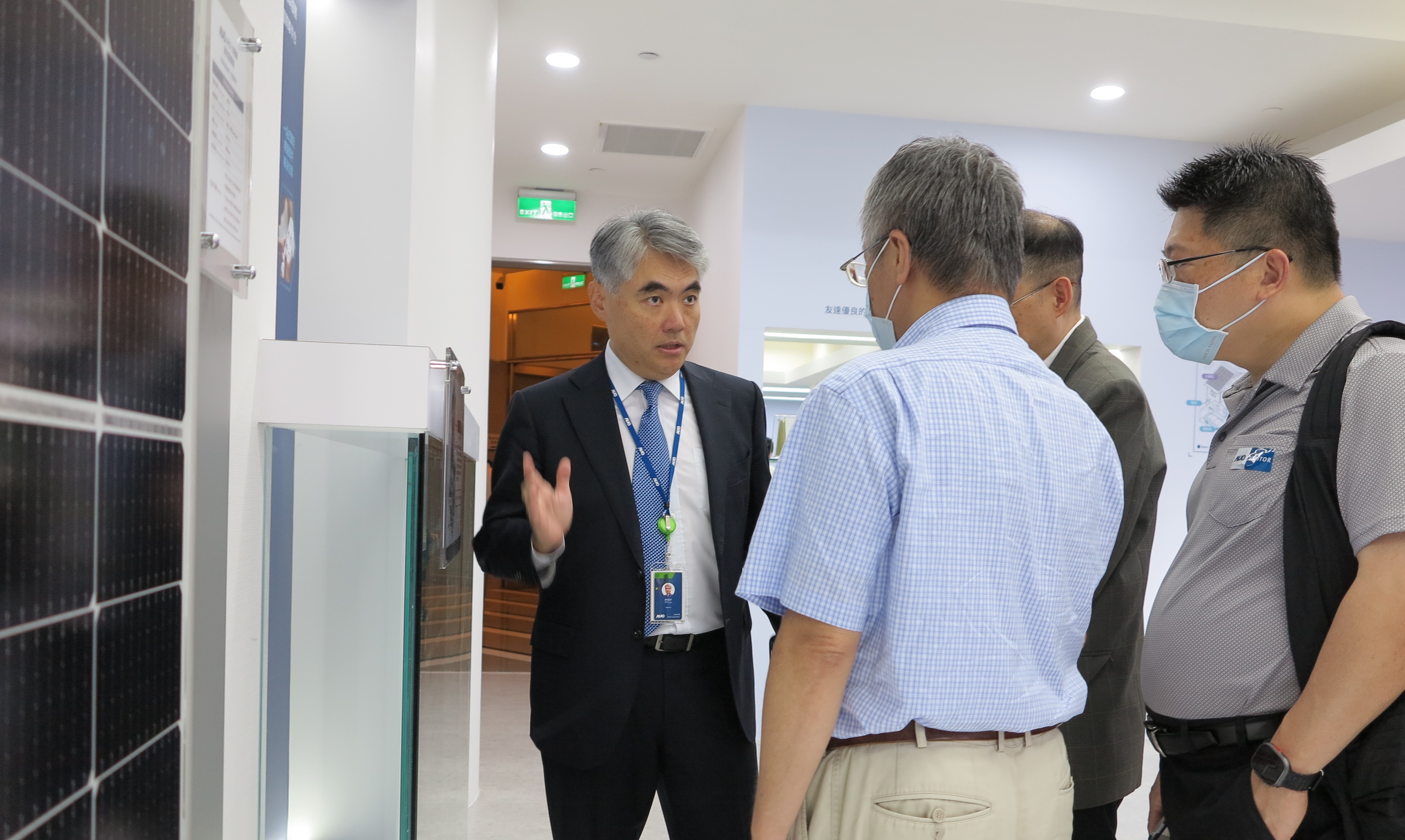 友達光電能源事業群總經理林恬宇分享友達落實太陽能建築一體化目標，協助企業邁向能源轉型的高效能低碳解方。