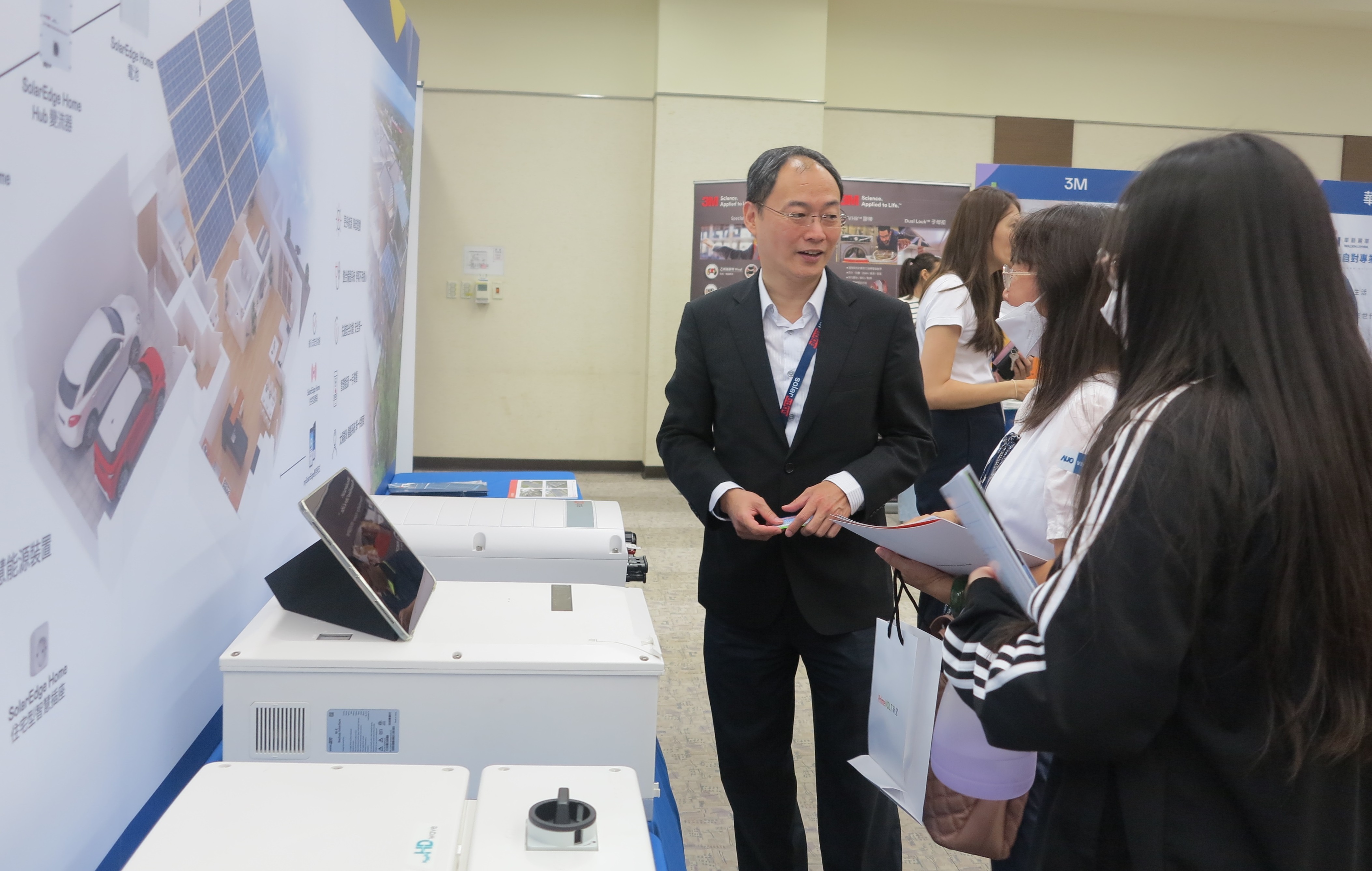 透過研討會產學界緊密交流與分享，提升參與人員借鏡及加深低碳概念，提升綠色能源產業之韌性。