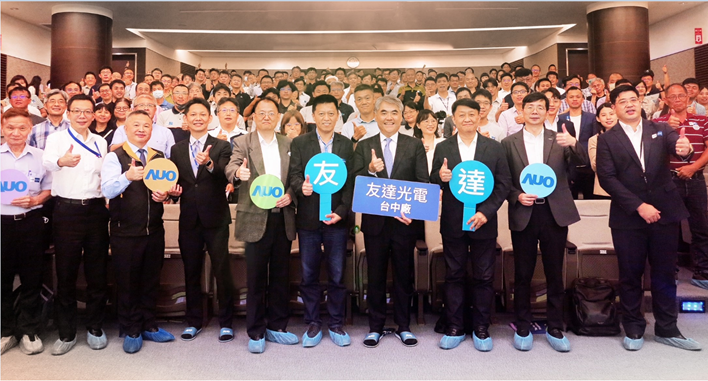 友達以太陽能解決方案領航者，跨足建築領域，4日在台中廠區舉辦「光電建築一體化研討會」，邀請產業先驅共同推動綠化，打造新一代智慧綠建築。